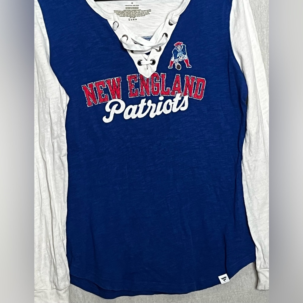 Fanatics NFL PRO LINE Women’s Med New England Patriots Lace-Up Neckline Shirt,